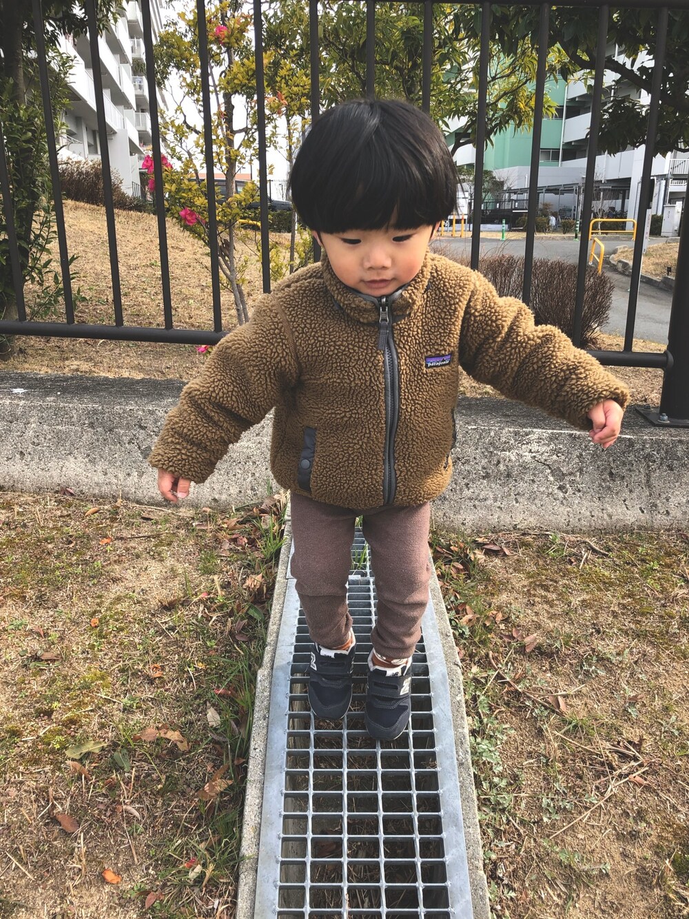 「ブラウン色に染まれ、2歳、おとこのこ」｜「patagoniaのアイテム（ジャケット/アウター、ブラウン系）」を使った、AoKanaさん（キッズ・80cm）の冬コーディネートの1枚目の写真