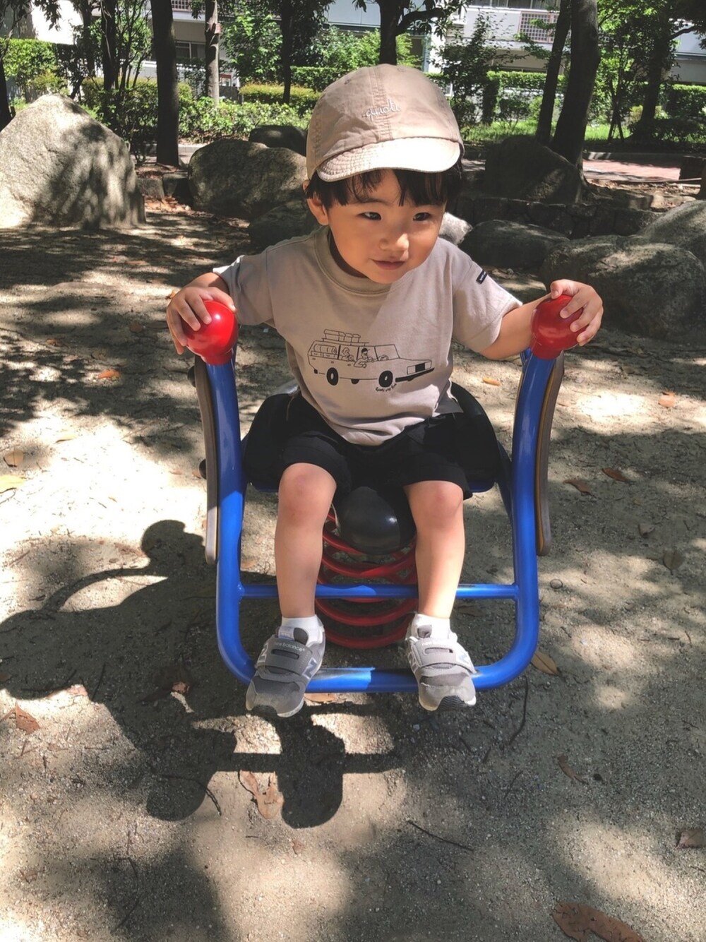 「おとこのこ、2歳、ハーフパンツ、キャップ」｜「quoti use fithの綿ダンプ 'quoti' ロゴキャップ（キャップ、ベージュ系）」を使った、AoKanaさん（キッズ・80cm）の夏コーディネートの1枚目の写真