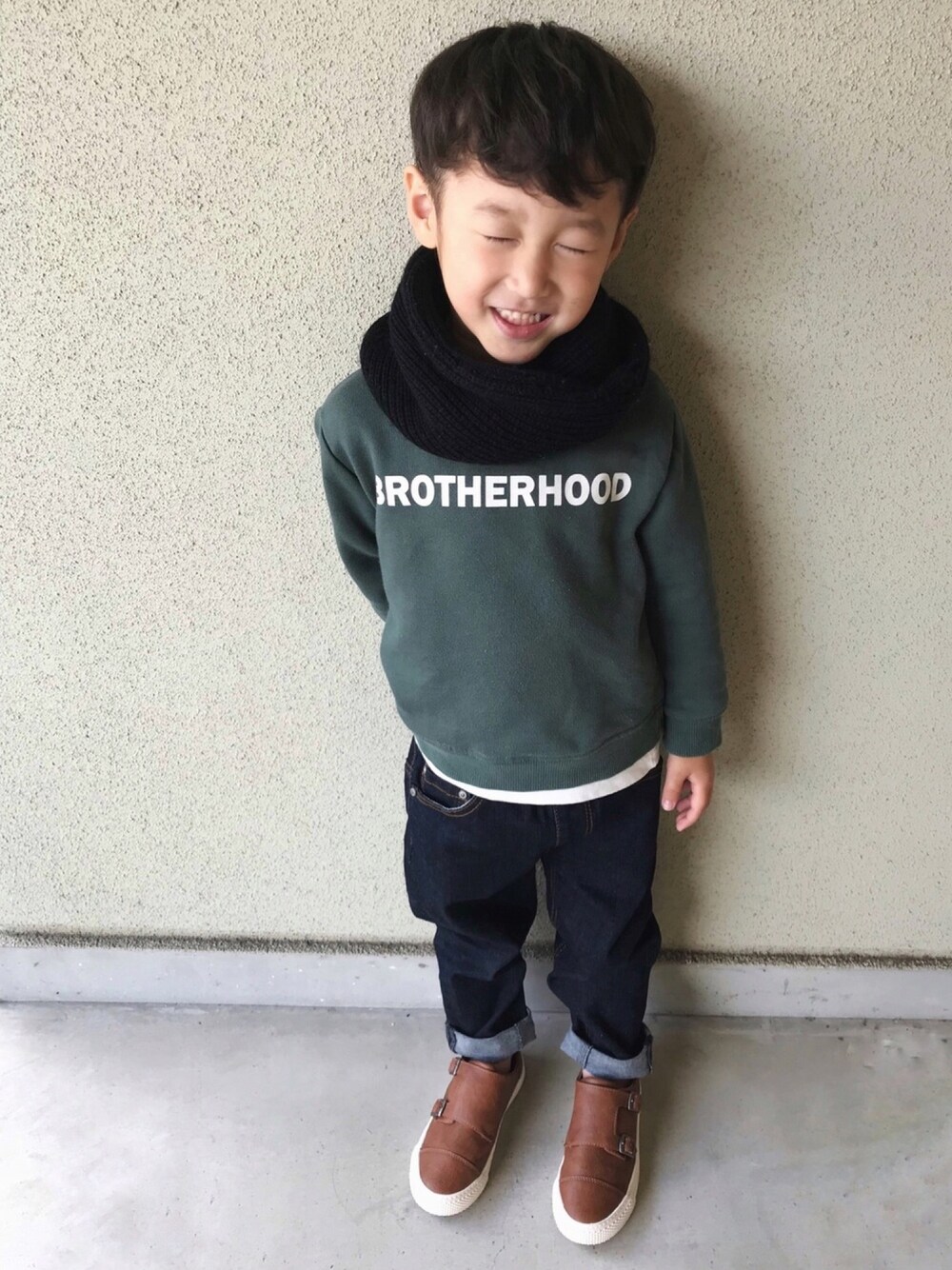 ブルー系のデニムパンツ、グリーン系のその他を着用したキッズの秋コーディネートの1枚目の写真