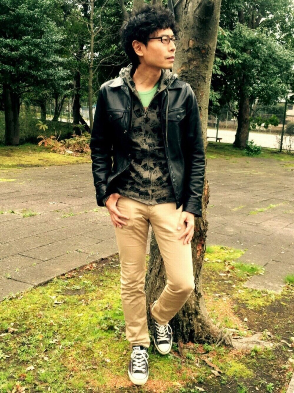 グリーン系のパーカー、グリーン系のTシャツ/カットソー、ブラック系のスニーカーを着用したメンズの春コーディネートの1枚目の写真