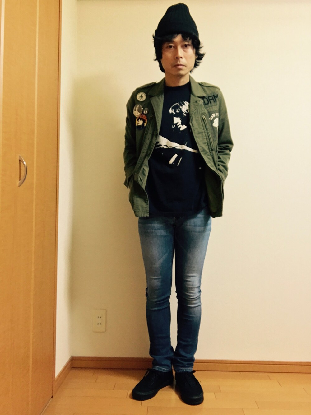「ミリジャケ、ミリタリージャケット、ヴィンテージTシャツ、ヴィンテージ、ヒステリックグラマー、Hysteric Glamour、Nudie jeans、ピンクフロイド、Pink Floyd、VANS」｜「HYSTERIC GLAMOURのアイテム（ミリタリージャケット、グリーン系）」を使った、Tsutomu Echizenさん（メンズ・172cm）の春コーディネートの1枚目の写真