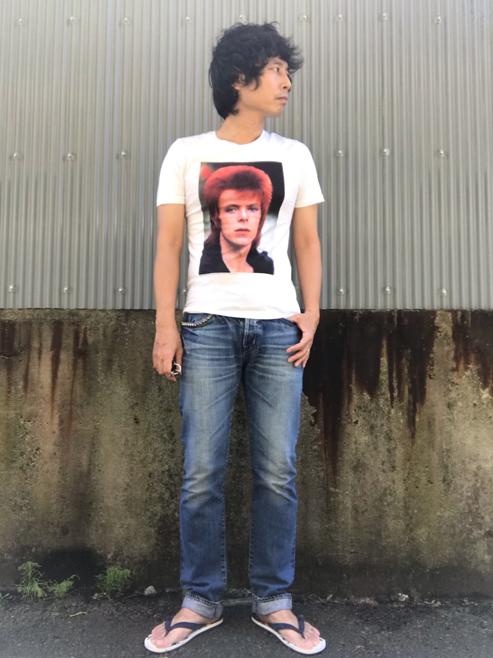 「シンプルコーデ、カジュアルコーデ、Tシャツ、休日スタイル、デニム、ビーチサンダル、ロック、デヴィッド・ボウイ」｜「HYSTERIC GLAMOURのDAVID BOWIE/BEVERLY HILLS 1972 pt T-SH（Tシャツ/カットソー、ホワイト系）」を使った、Tsutomu Echizenさん（メンズ・173cm）の夏コーディネートの1枚目の写真