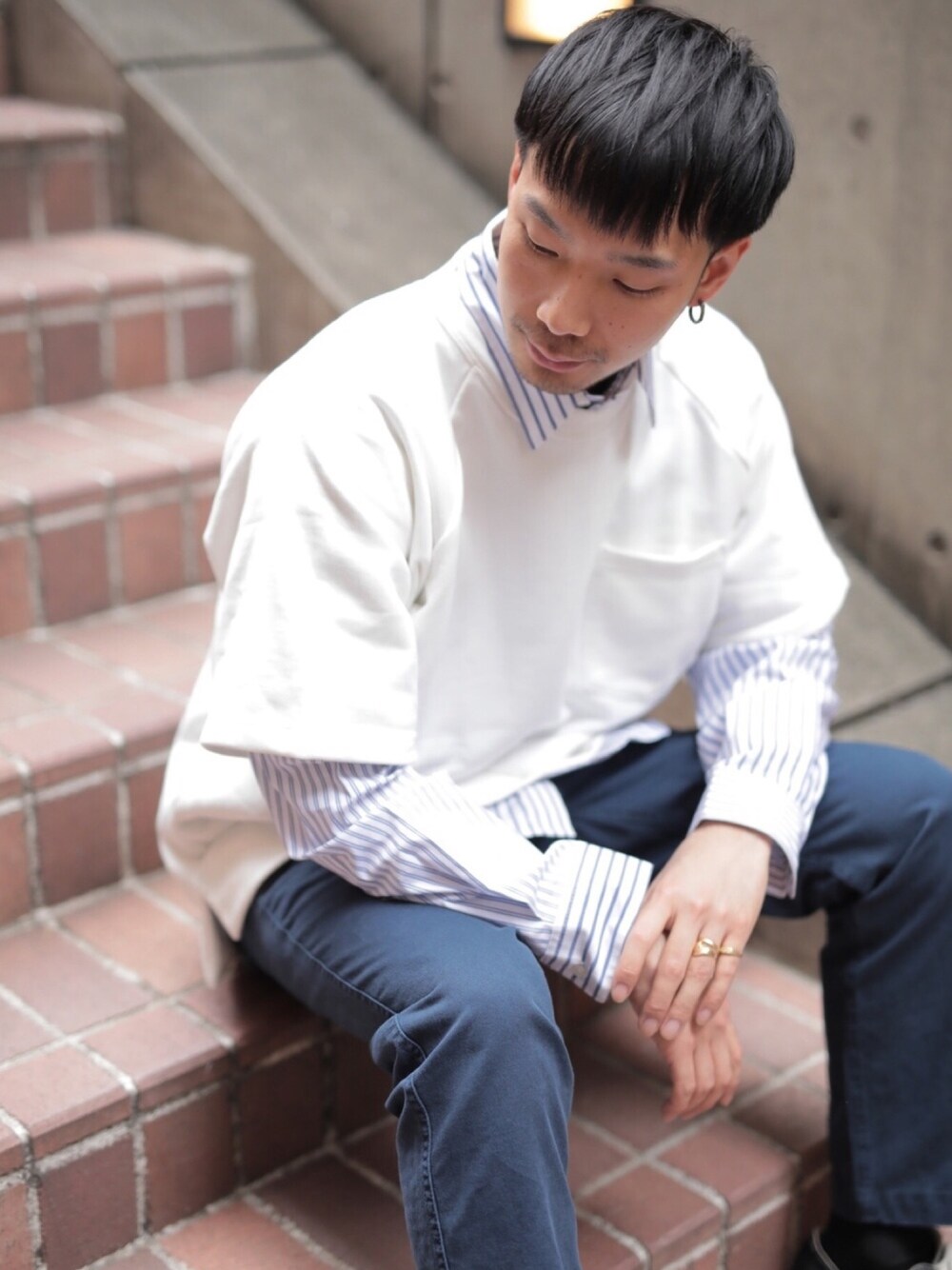 ブルー系のその他パンツ、ホワイト系のTシャツ/カットソー、ブルー系のシャツ/ブラウスを着用したメンズの春コーディネートの1枚目の写真