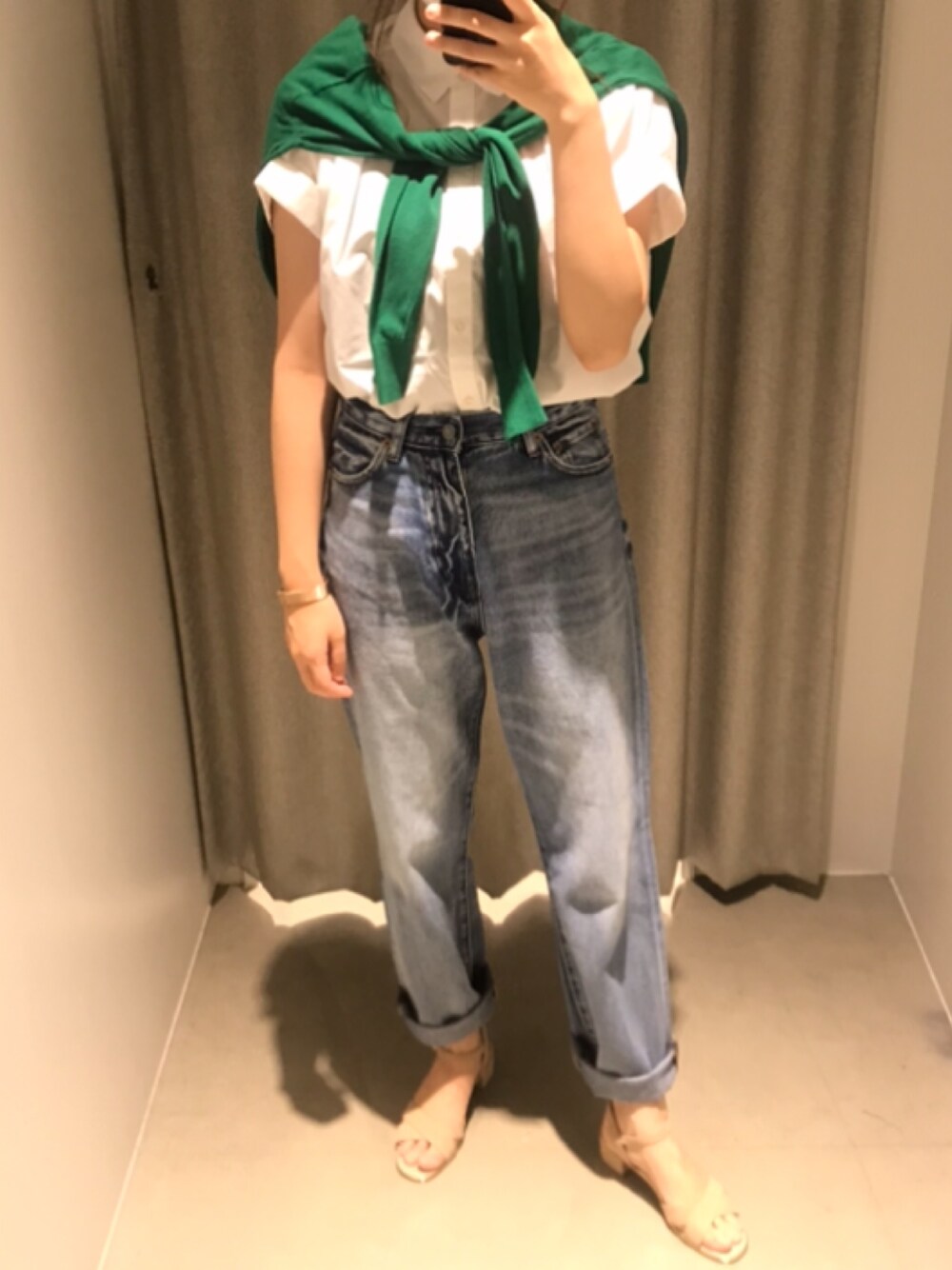 「きれいめカジュアル、オトナ女子、シンプル、大人カジュアル、プチプラ、サンダル、シャツスタイル、デニム、カーディガン肩かけ、アメリカンホリック」｜「AMERICAN HOLICの袖折り返しドルマン半袖シャツ 〇＊（シャツ/ブラウス、ホワイト系）」を使った、mtiwさん（レディース・166cm）の夏コーディネートの1枚目の写真