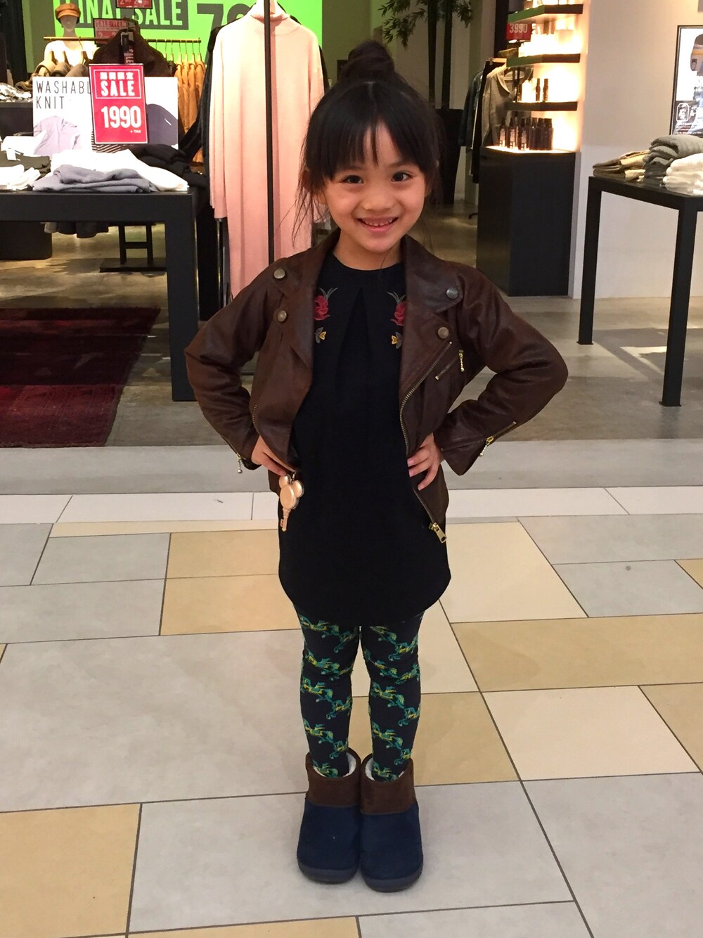 「女の子、ブーフーウー、ライダースジャケット、今年初WEAR、ZARA」｜「BOOFOOWOOのメリーゴーランドタイツ（タイツ/ストッキング、ブラック系）」を使った、ここくれさん（キッズ・110cm）の冬コーディネートの1枚目の写真
