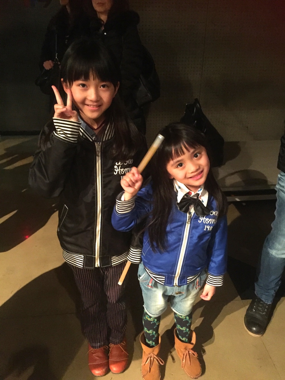 「キッズコーデ、姉妹コーデ、女の子、ブーフーウー、ブーフーウー大好き、JSガール、年長さん」｜「BOOFOOWOOのリバーシブルスタジャン（その他アウター、ブルー系）」を使った、ここくれさん（キッズ・110cm）の春コーディネートの1枚目の写真