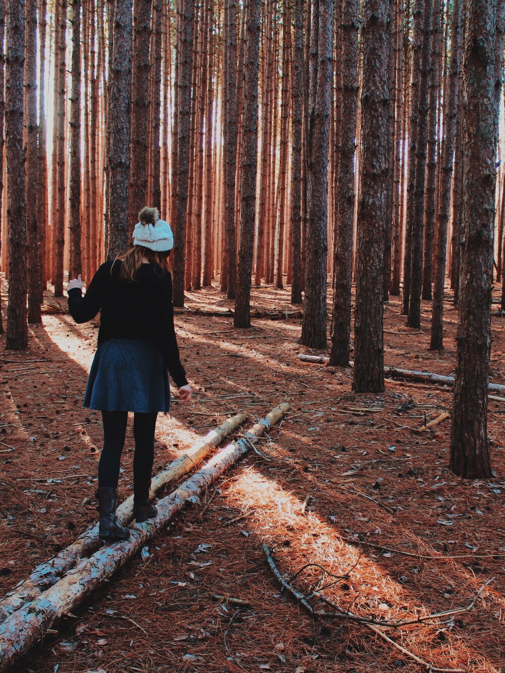 グレー系のドレス、ベージュ系のニットキャップ/ビーニーを着用したレディースの春コーディネートの1枚目の写真