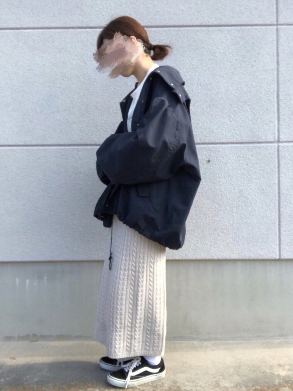 「シンプル、カジュアル、マウンテンパーカー、低身長、ゆるコーデ、ジーユー、スニーカー、ロゴT、ロングスカート、年末WEAR感謝祭」｜「Kastaneのボリューム袖ナイロンパーカー（ナイロンジャケット、ブラック系）」を使った、ミィさん（レディース・152cm）の冬コーディネートの1枚目の写真