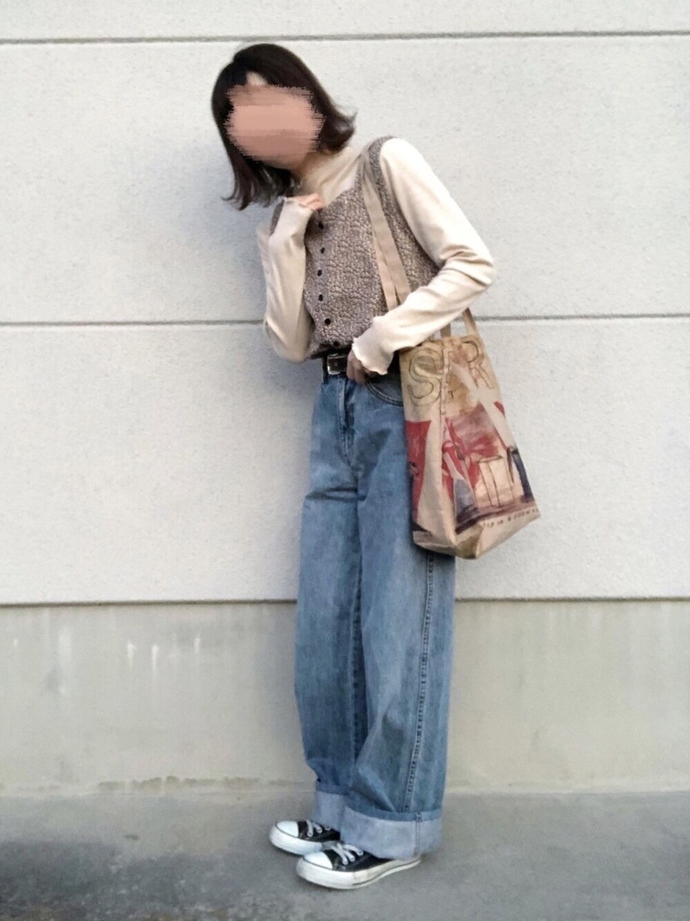 イエロー系のタンクトップ、ベージュ系のTシャツ/カットソー、ブルー系のデニムパンツを着用したレディースの春コーディネートの1枚目の写真