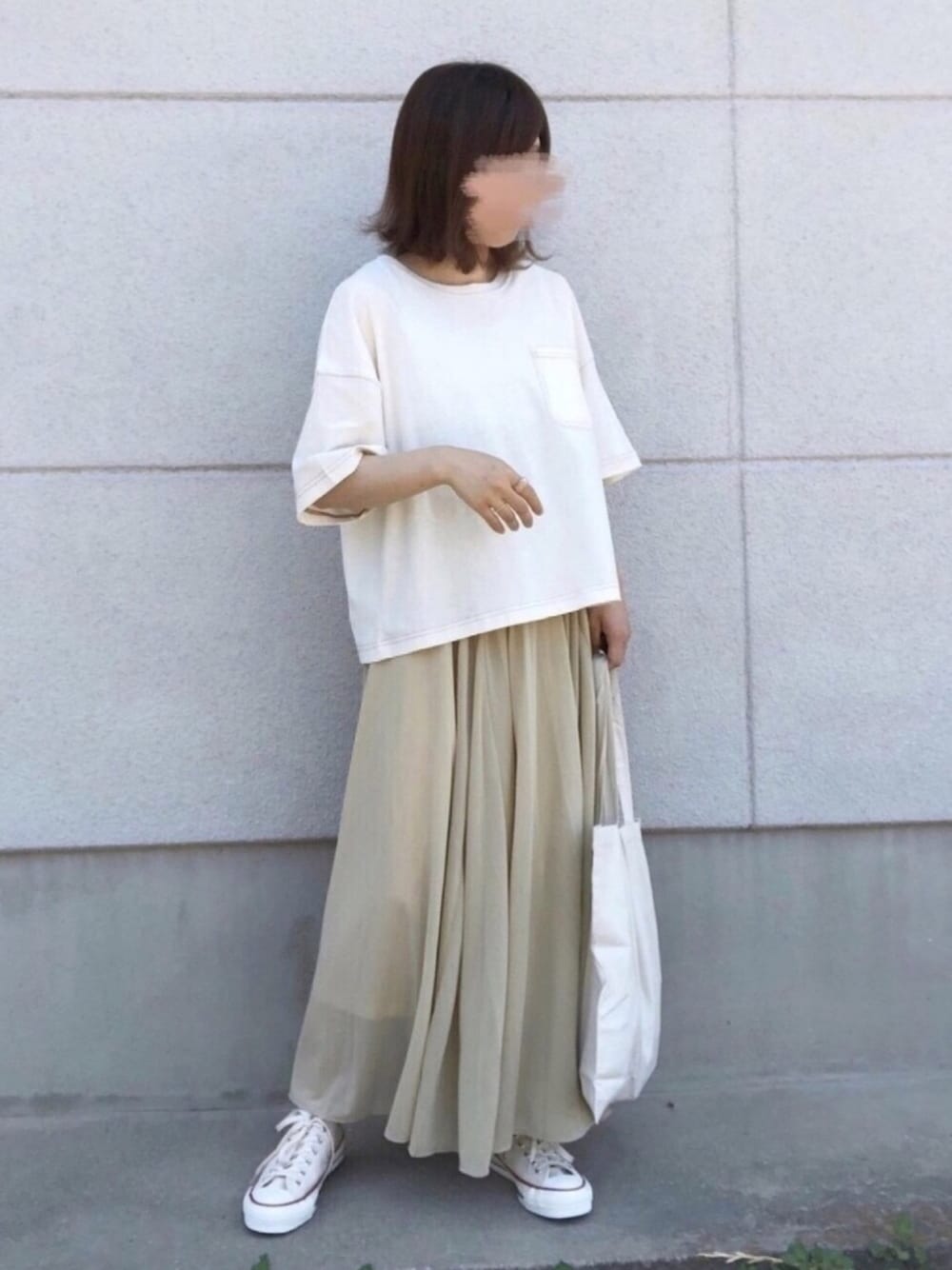「AmbreNeige、アンブルネージュ、フレアスカート、ロングスカート、スニーカー、コンバース、トートバッグ、ステッチ、夏だ！Tシャツ着よう！、Tシャツ」｜「しまむらのアイテム（トップス、ベージュ系）」を使った、ミィさん（レディース・152cm）の夏コーディネートの1枚目の写真