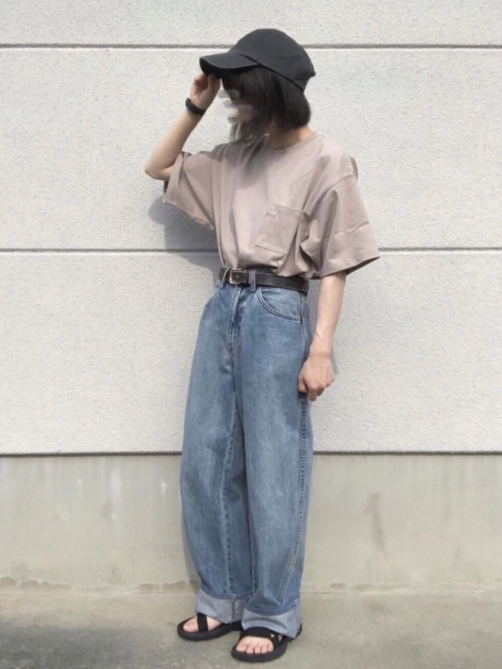 ベージュ系のTシャツ/カットソー、ブルー系のデニムパンツ、ブラック系のサンダルを着用したレディースの夏コーディネートの1枚目の写真