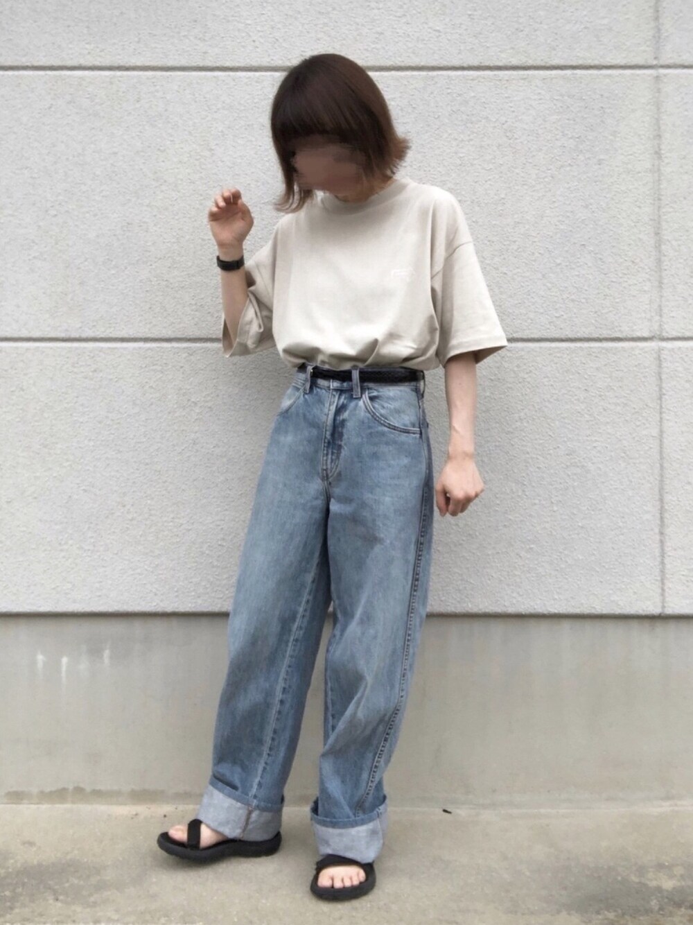 ベージュ系のTシャツ/カットソー、ブルー系のデニムパンツ、ブラック系のサンダルを着用したレディースの夏コーディネートの1枚目の写真