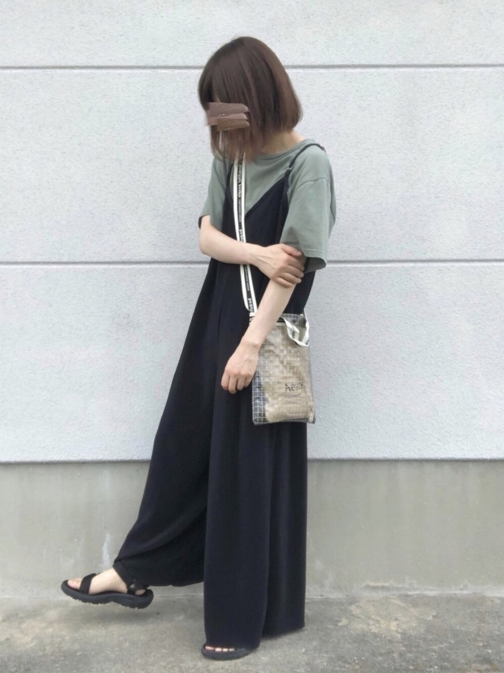 グリーン系のTシャツ/カットソー、ブラック系のオールインワン・サロペット、ブラック系のショルダーバッグを着用したレディースの夏コーディネートの1枚目の写真