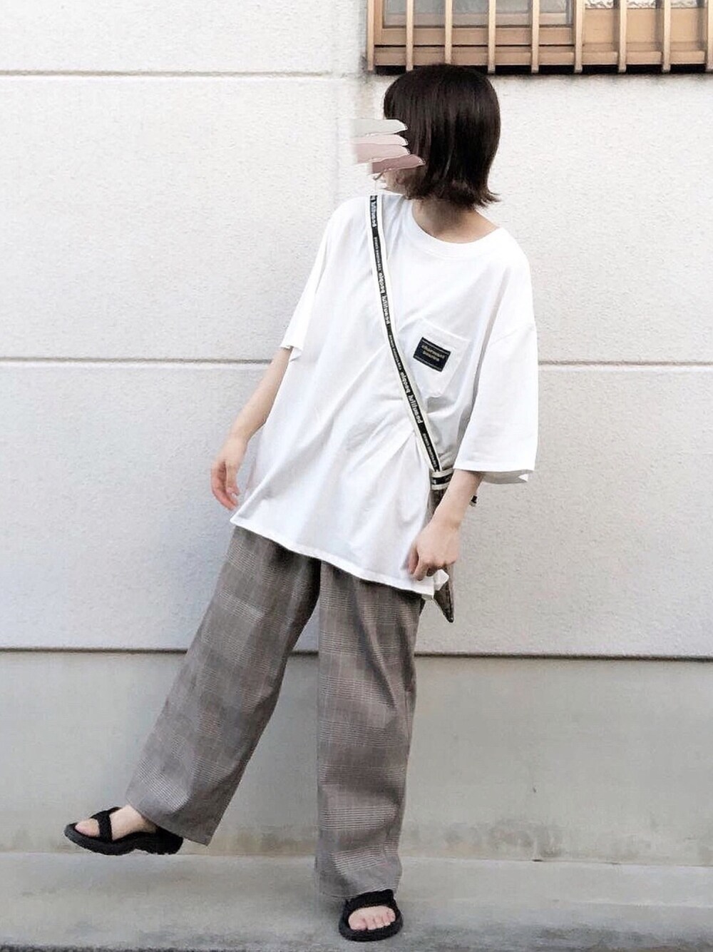 ホワイト系のTシャツ/カットソー、グレー系のパンツ、ブラック系のショルダーバッグを着用したレディースの秋コーディネートの1枚目の写真