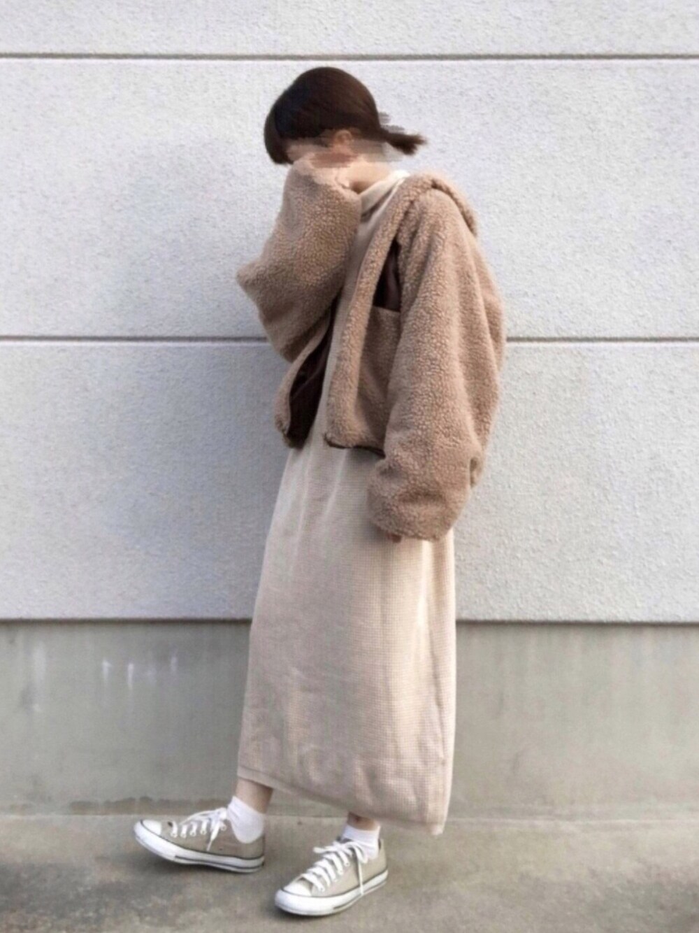 ブラウン系のブルゾン、ベージュ系のワンピース、ベージュ系のスニーカーを着用したレディースの秋コーディネートの1枚目の写真