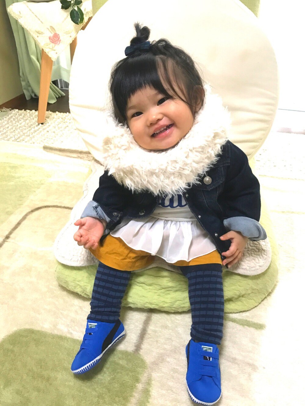 ホワイト系のTシャツ/カットソー、ブルー系のデニムジャケット、イエロー系のその他パンツを着用したキッズの冬コーディネートの1枚目の写真