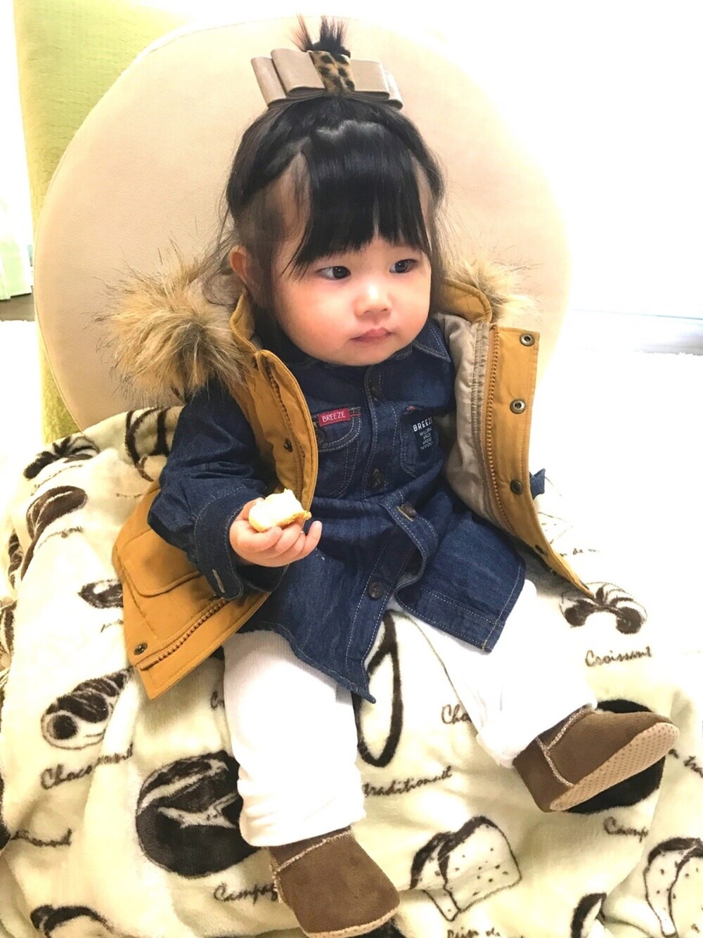 ブルー系のシャツワンピース、ホワイト系のその他パンツ、ブラウン系のシューズを着用したキッズの冬コーディネートの1枚目の写真