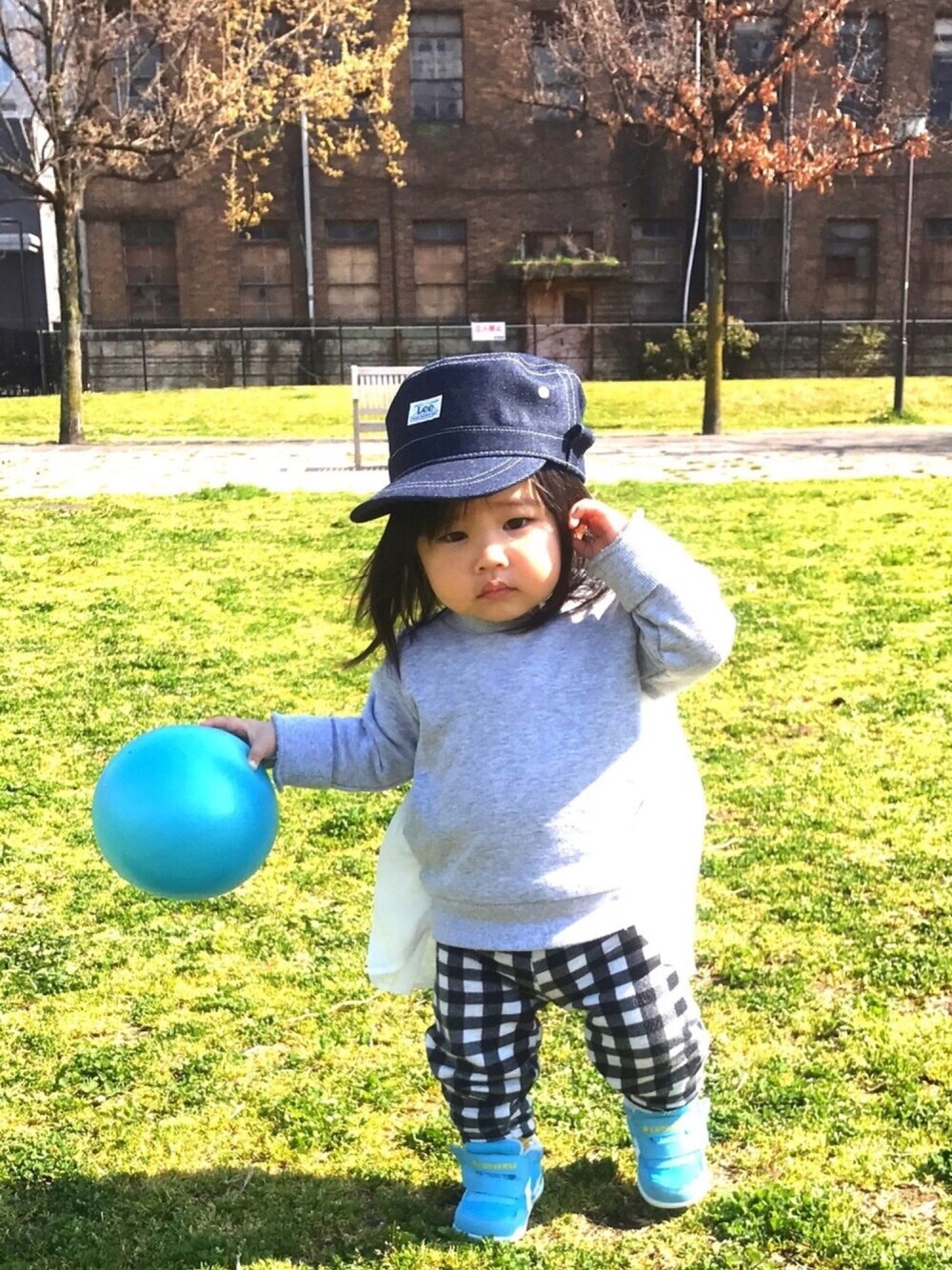 グレー系のスウェット、ブラック系のパンツ、ブルー系のスニーカーを着用したキッズの春コーディネートの1枚目の写真