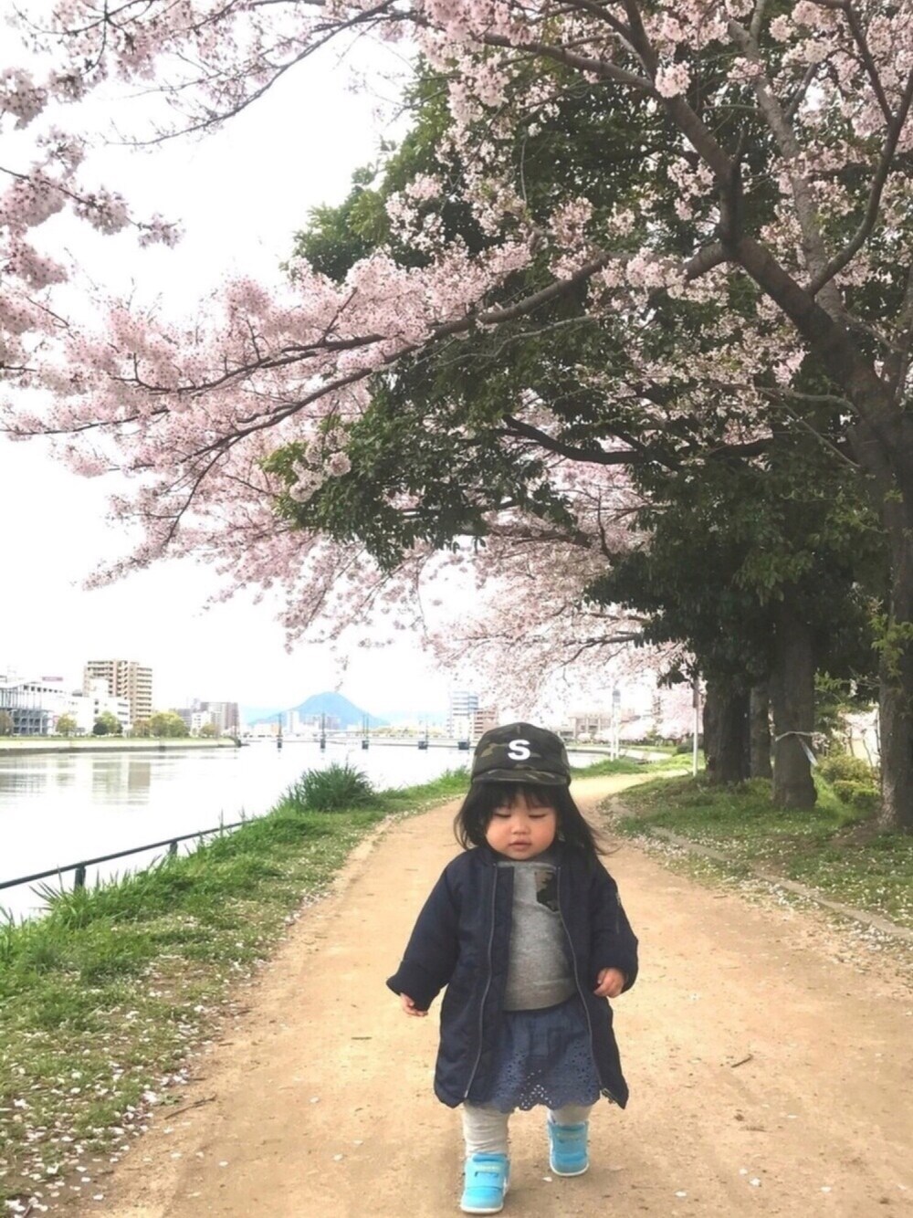 ブルー系のMA-1、グレー系のTシャツ/カットソー、ブルー系のスニーカーを着用したキッズの春コーディネートの1枚目の写真