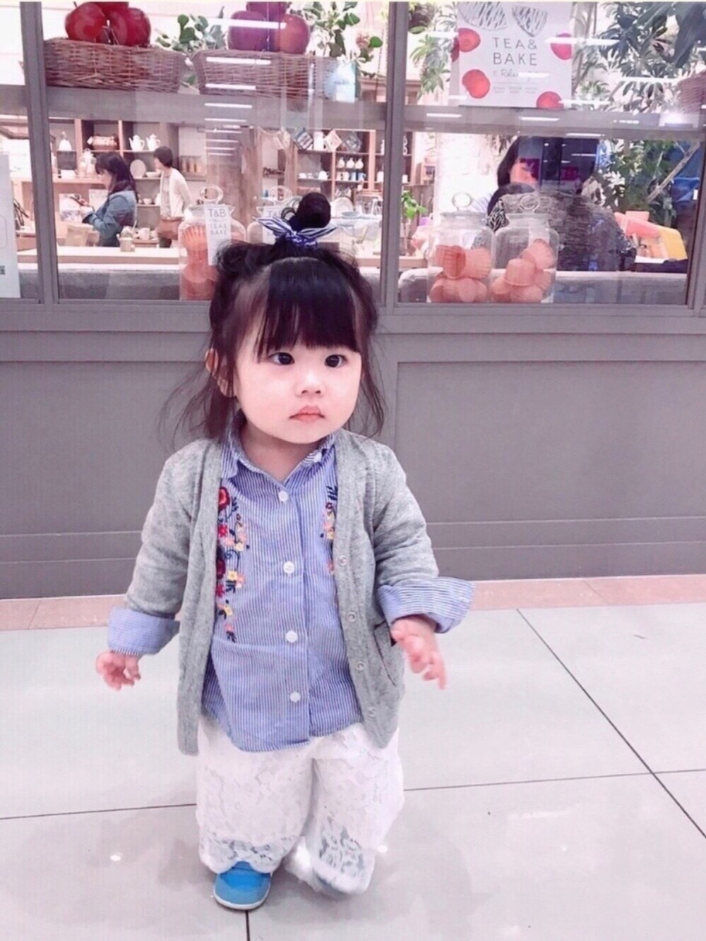 ブルー系のシャツ/ブラウス、グレー系のカーディガン/ボレロ、ホワイト系のその他パンツを着用したキッズの春コーディネートの1枚目の写真