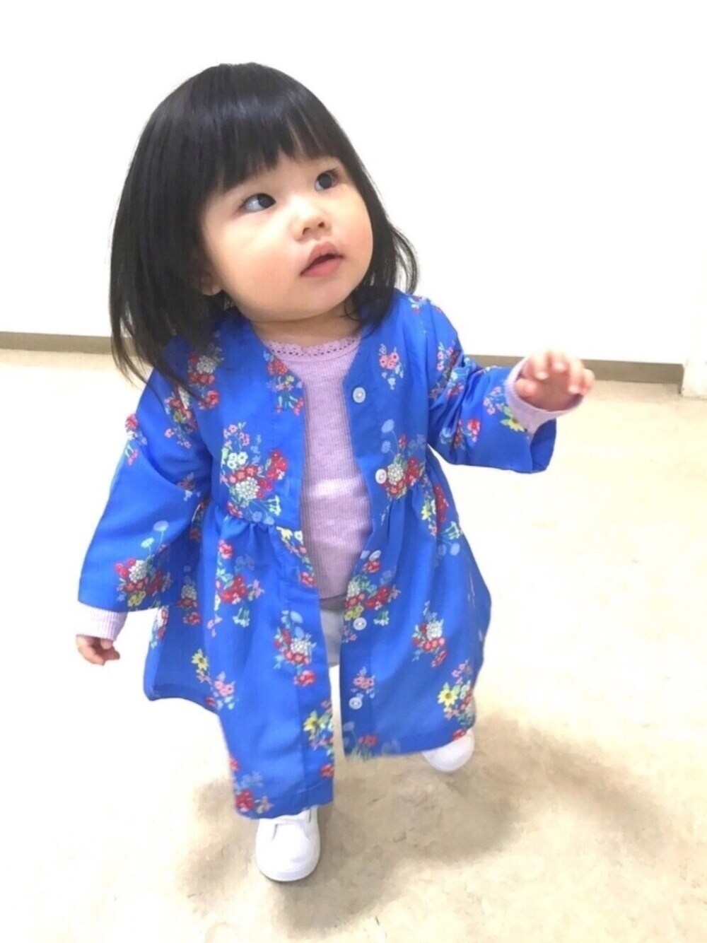 ブルー系のカーディガン/ボレロ、ピンク系のTシャツ/カットソー、ホワイト系のデニムパンツを着用したキッズの春コーディネートの1枚目の写真