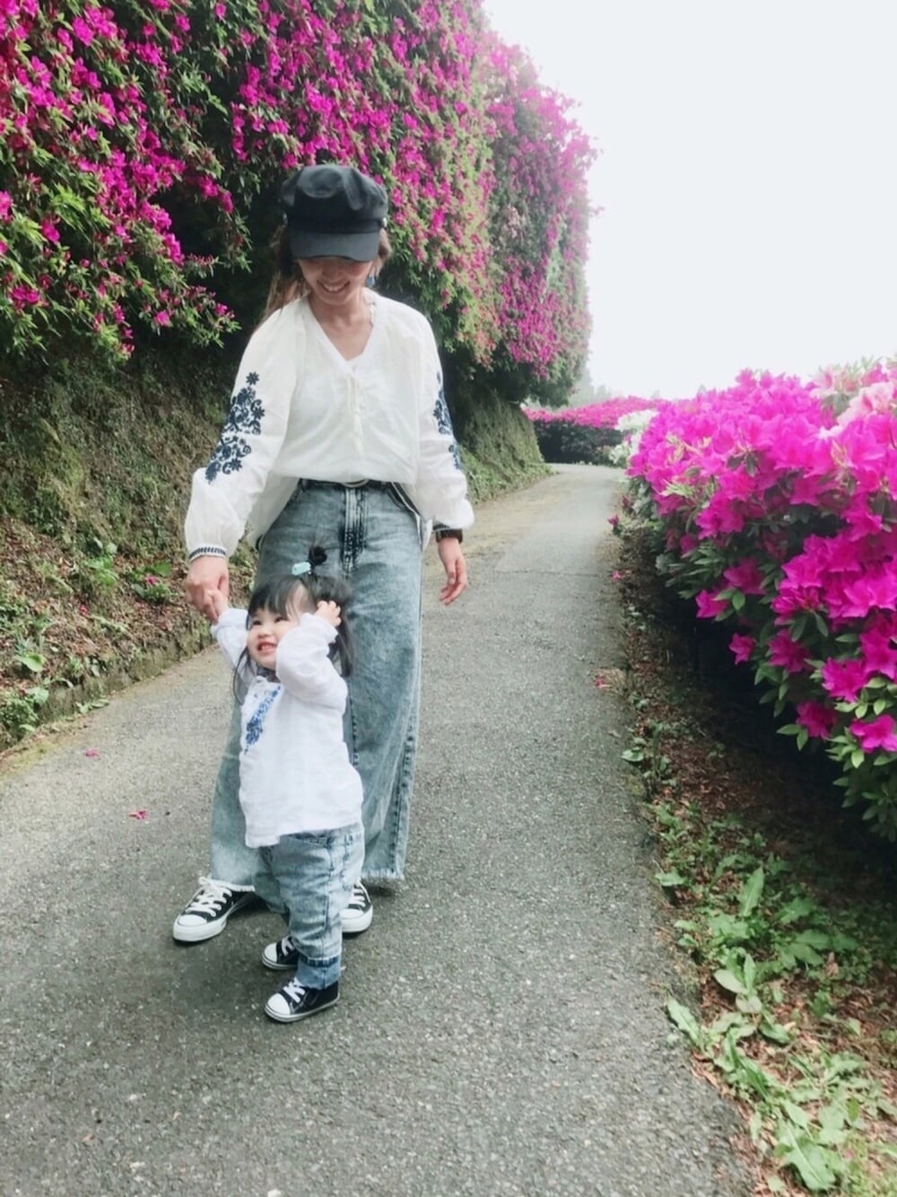 ホワイト系のシャツ/ブラウス、ブルー系のデニムパンツ、ホワイト系のシャツ/ブラウスを着用したキッズの春コーディネートの1枚目の写真