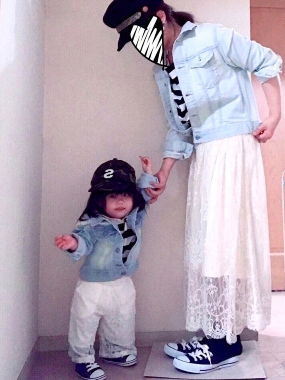 ブルー系のデニムジャケット、ブラック系のTシャツ/カットソー、ホワイト系のその他パンツを着用したキッズの春コーディネートの1枚目の写真