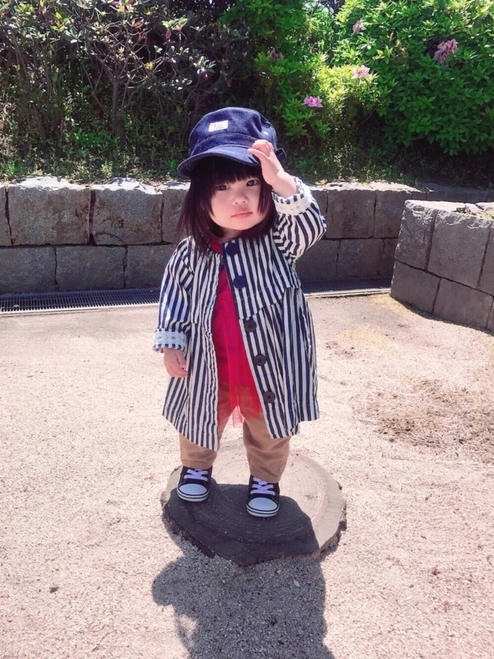 その他のワンピース、レッド系のTシャツ/カットソー、ベージュ系のその他パンツを着用したキッズの春コーディネートの1枚目の写真