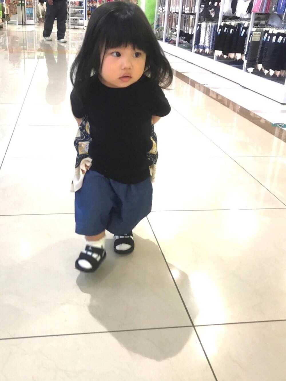 ブラック系のTシャツ/カットソー、ブルー系のその他パンツ、ブラック系のサンダルを着用したキッズの春コーディネートの1枚目の写真