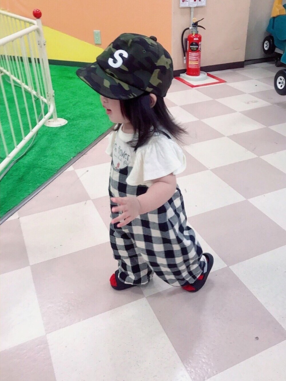 ホワイト系のTシャツ/カットソー、ブラック系のサロペット/オーバーオール、ブラック系のサンダルを着用したキッズの春コーディネートの1枚目の写真