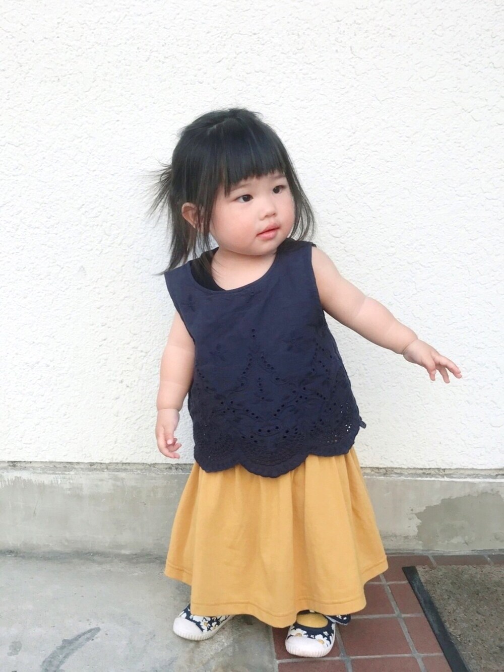 ブルー系のワンピース、ブルー系のバレエシューズ、イエロー系のソックス/靴下を着用したキッズの夏コーディネートの1枚目の写真