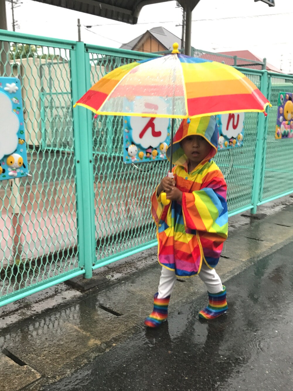 「グリーンフェス❹ありがとう꒰๑͒ ु•ꇵ͒•`๑͒꒱、レインコート、レインボー、レインブーツ、男の子、3歳、保育園、ありがとう꒰๑͒ ु•ꇵ͒•`๑͒꒱☁︎」｜「しまむらのレインボーレインコート（ポンチョ、その他）」を使った、☁︎•ꇵ͒•`s☺︎+sa*॰¨̮さん（キッズ・90cm）の夏コーディネートの1枚目の写真