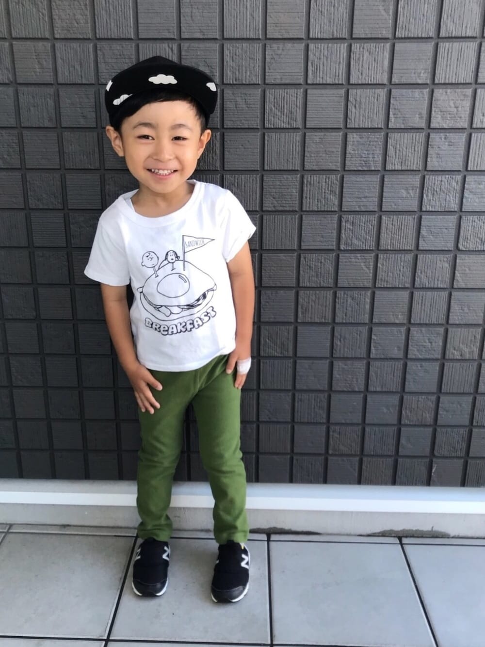 ホワイト系のTシャツ/カットソー、グリーン系のその他パンツ、ブラック系のスニーカーを着用したキッズの夏コーディネートの1枚目の写真