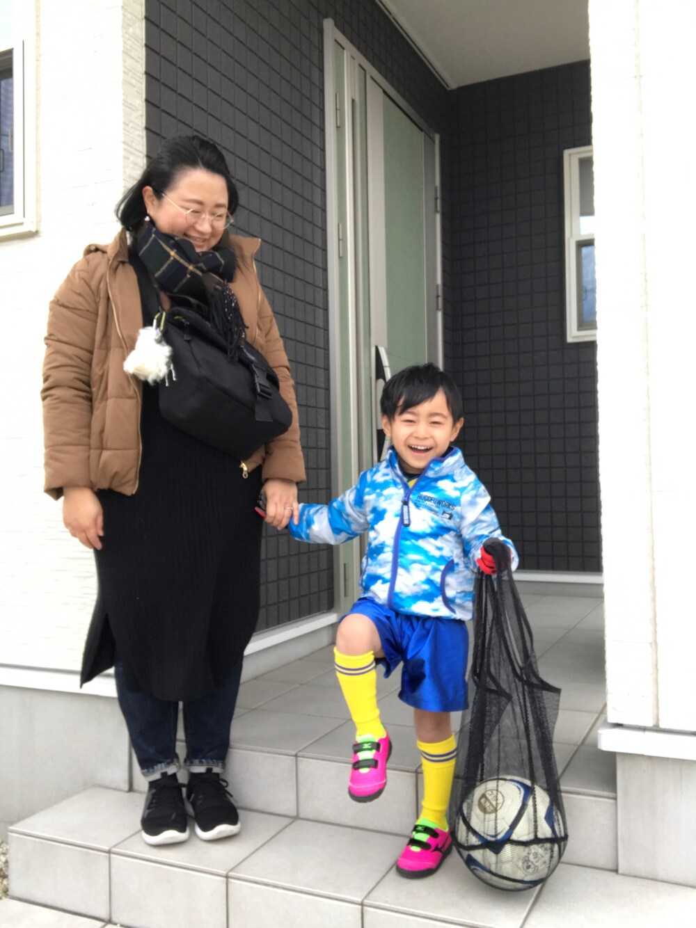 「ダウンジャケット、ニットワンピース、zozoデニム、メッセンジャーバッグ、マフラーぐるぐる、ママ＆息子、親子コーデ、ぽっちゃり、ありがとう꒰๑͒ ु•ꇵ͒•`๑͒꒱☁︎」｜「GUの2way中綿ブルゾン☆キャメル（ブルゾン、ブラウン系）」を使った、☁︎•ꇵ͒•`s☺︎+sa*॰¨̮さん（レディース・153cm）の冬コーディネートの1枚目の写真