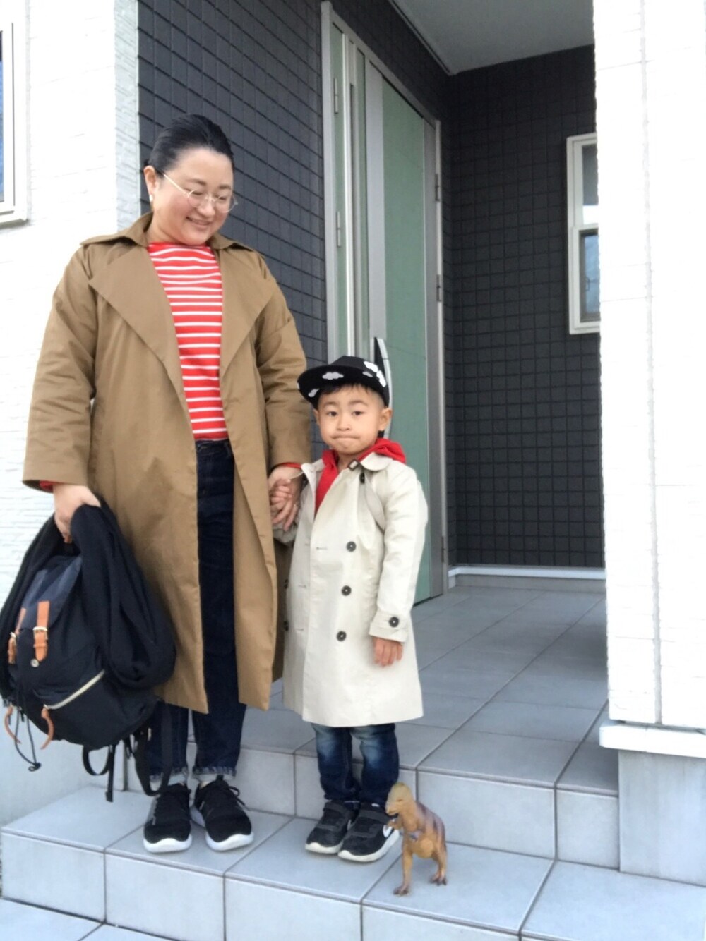 「お気に入りの服でデートに行こう、トレンチコート、ボーダー、zozoデニム、リュック、ママ＆息子、親子コーデ、赤コーデ、ぽっちゃり、ありがとう꒰๑͒ ु•ꇵ͒•`๑͒꒱☁︎」｜「GLOBAL WORKの2WAYBIGコート/765102（トレンチコート、ベージュ系）」を使った、☁︎•ꇵ͒•`s☺︎+sa*॰¨̮さん（レディース・153cm）の冬コーディネートの1枚目の写真