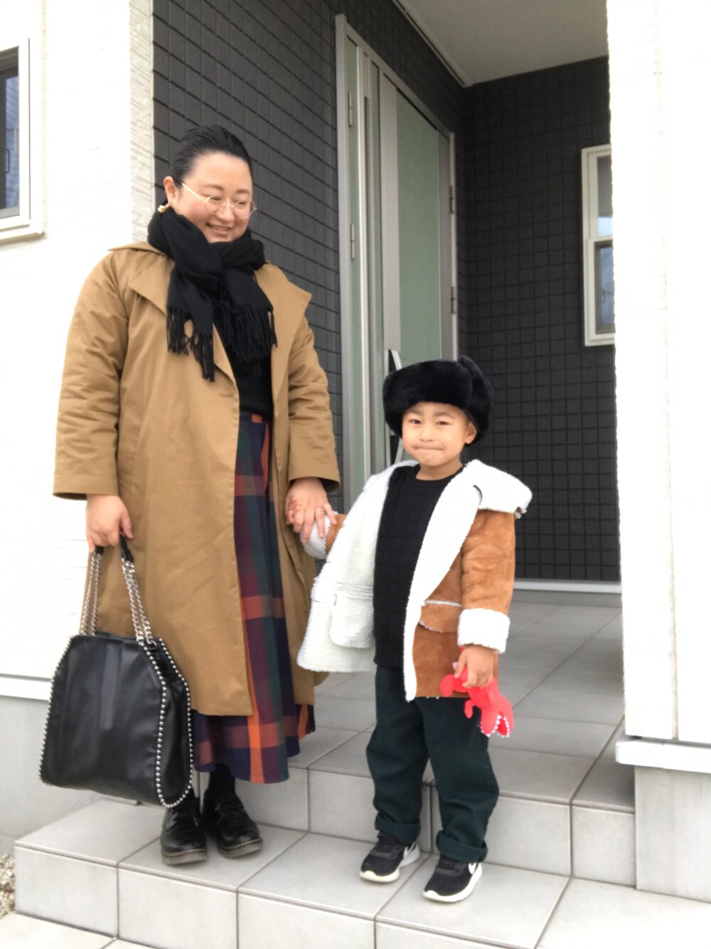 「トレンチコート、パフスリーブ、チェック、チェーンバッグ、マフラーぐるぐる、ママ＆息子、親子コーデ、ぽっちゃり、ありがとう꒰๑͒ ु•ꇵ͒•`๑͒꒱☁︎」｜「GLOBAL WORKの2WAYBIGコート/765102（トレンチコート、ベージュ系）」を使った、☁︎•ꇵ͒•`s☺︎+sa*॰¨̮さん（レディース・153cm）の冬コーディネートの1枚目の写真