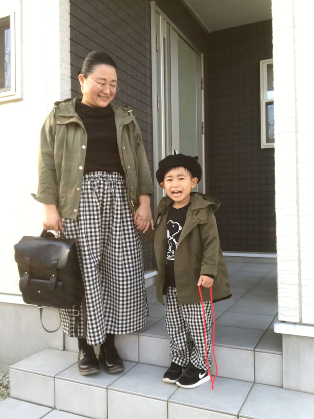 「マウンテンパーカー、ギンガムチェック、マニッシュシューズ、Dr.Martens、ママ＆息子、親子コーデ、ぽっちゃり、デブママですがなにか？、ありがとう꒰๑͒ ु•ꇵ͒•`๑͒꒱☁︎」｜「GUのマウンテンパーカーとやら（ブルゾン、グリーン系）」を使った、☁︎•ꇵ͒•`s☺︎+sa*॰¨̮さん（レディース・153cm）の春コーディネートの1枚目の写真