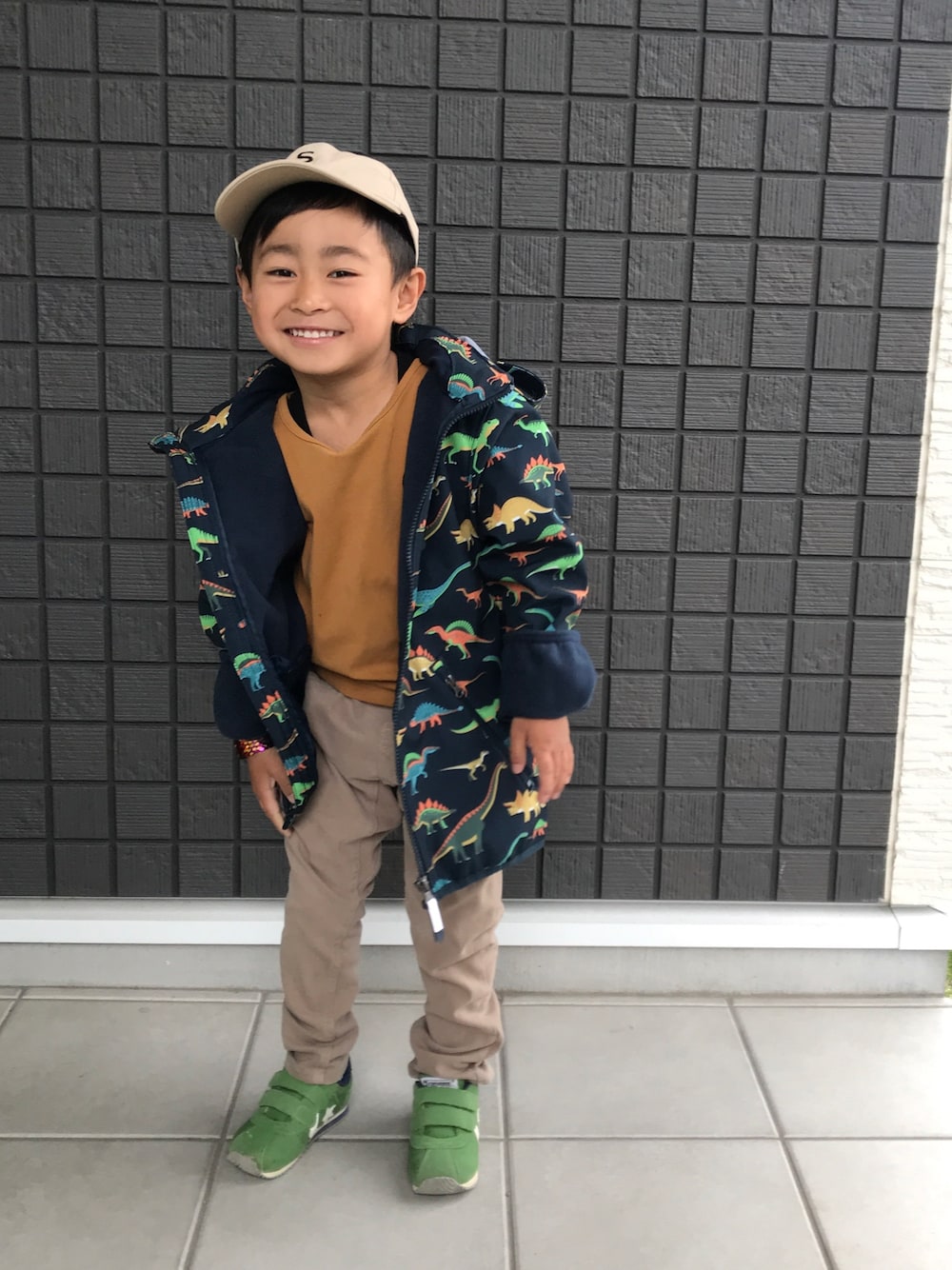 「マウンテンパーカー、恐竜、サルエルパンツ、ロンT、キャップ、コンバース、男の子、保育園、4歳、ありがとう꒰๑͒ ु•ꇵ͒•`๑͒꒱☁︎」｜「H&Mの恐竜ウインドブレーカー☁︎130cm（マウンテンパーカー、ブルー系）」を使った、☁︎•ꇵ͒•`s☺︎+sa*॰¨̮さん（キッズ・100cm）の春コーディネートの1枚目の写真