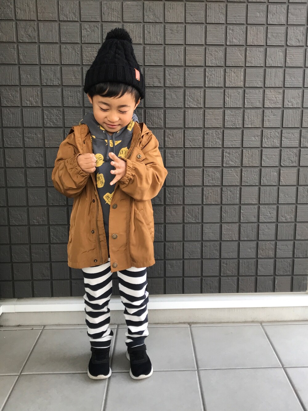 「マウンテンパーカー、パーカー、ボーダー、レギンス、ニット帽、ポンポン帽子、男の子、4歳、保育園、ありがとう꒰๑͒ ु•ꇵ͒•`๑͒꒱☁︎」｜「Birthdayのらくださん色のマンパ☁︎120cm（マウンテンパーカー、ブラウン系）」を使った、☁︎•ꇵ͒•`s☺︎+sa*॰¨̮さん（キッズ・100cm）の春コーディネートの1枚目の写真
