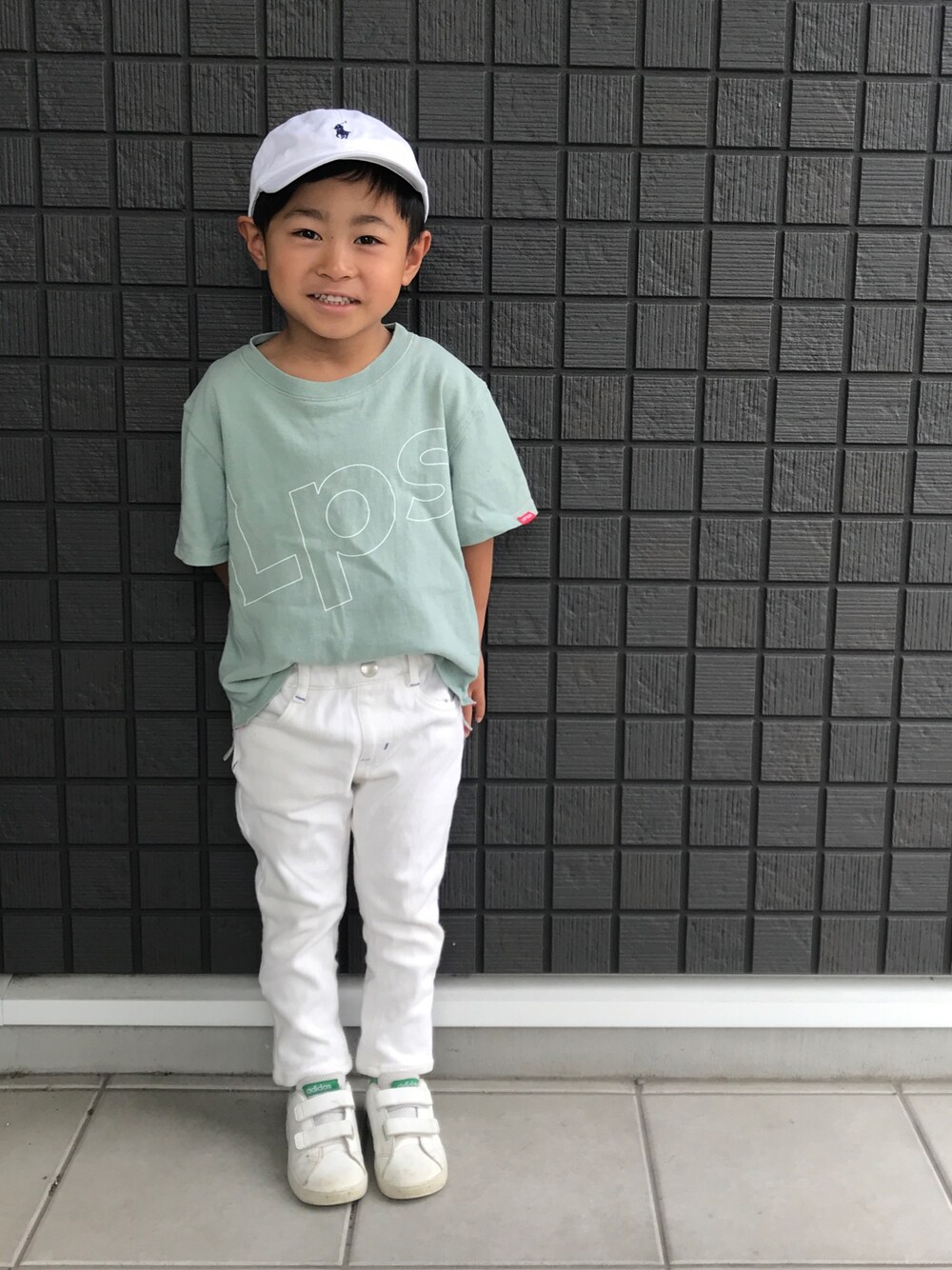 グリーン系のTシャツ/カットソー、ホワイト系のその他パンツ、ホワイト系のスニーカーを着用したキッズの夏コーディネートの1枚目の写真