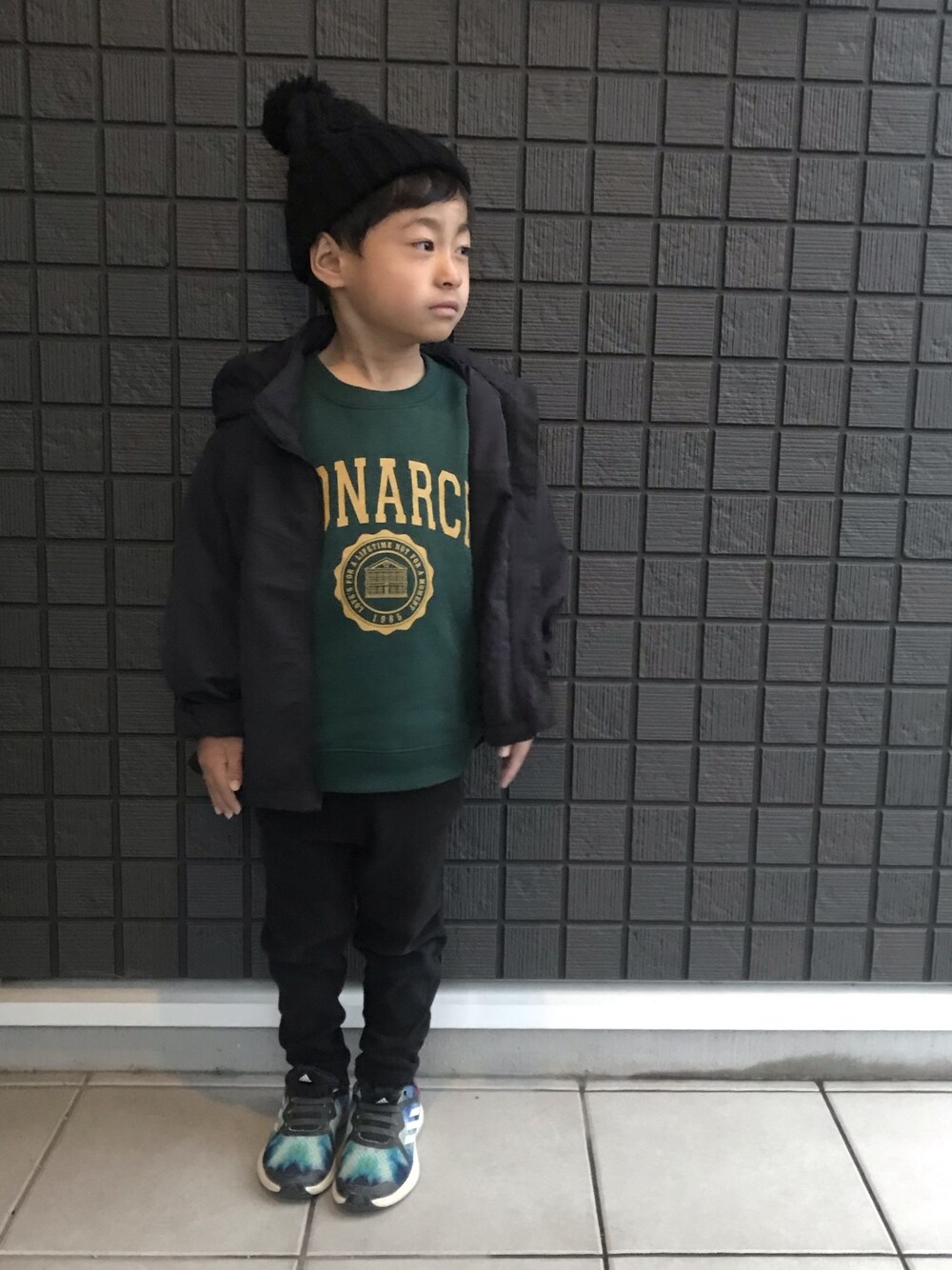 「年末WEAR感謝祭、マウンテンパーカー、ロゴスウェット、サルエルパンツ、ニット帽、男の子、5歳、保育園、ありがとう꒰๑͒ ु•ꇵ͒•`๑͒꒱☁︎」｜「GUのマウンテンパーカ☁︎120cm（マウンテンパーカー、ブラック系）」を使った、☁︎•ꇵ͒•`s☺︎+sa*॰¨̮さん（キッズ・110cm）の冬コーディネートの1枚目の写真