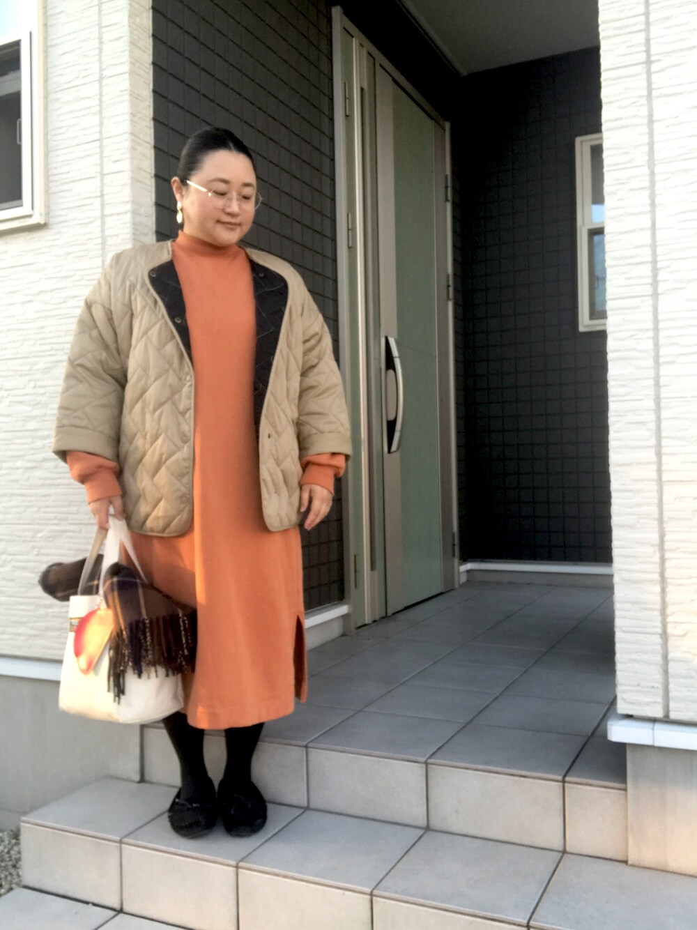 「ブラウン色に染まれ、キルティング、ワンピース、モカシン、トートバッグ、マフラー、ママコーデ、ぽっちゃり、デブママですがなにか？、ありがとう꒰๑͒ ु•ꇵ͒•`๑͒꒱☁︎」｜「FREAK'S STOREの▽【WEB限定】キルティングジャケット（ブルゾン、ベージュ系）」を使った、☁︎•ꇵ͒•`s☺︎+sa*॰¨̮さん（レディース・155cm）の冬コーディネートの1枚目の写真