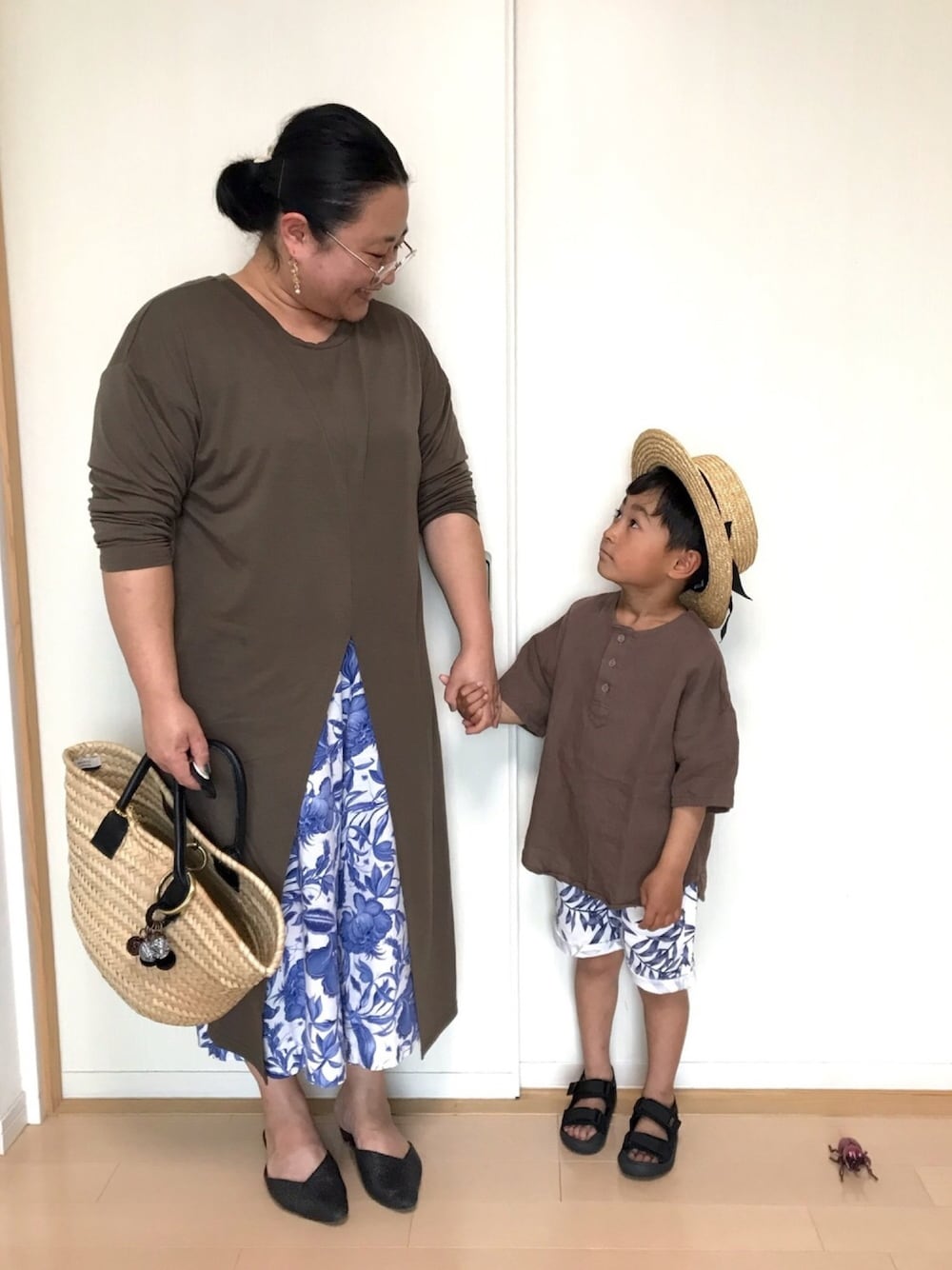 ブラウン系のワンピース、ブルー系のその他パンツ、ブラック系のサンダルを着用したレディースの春コーディネートの1枚目の写真
