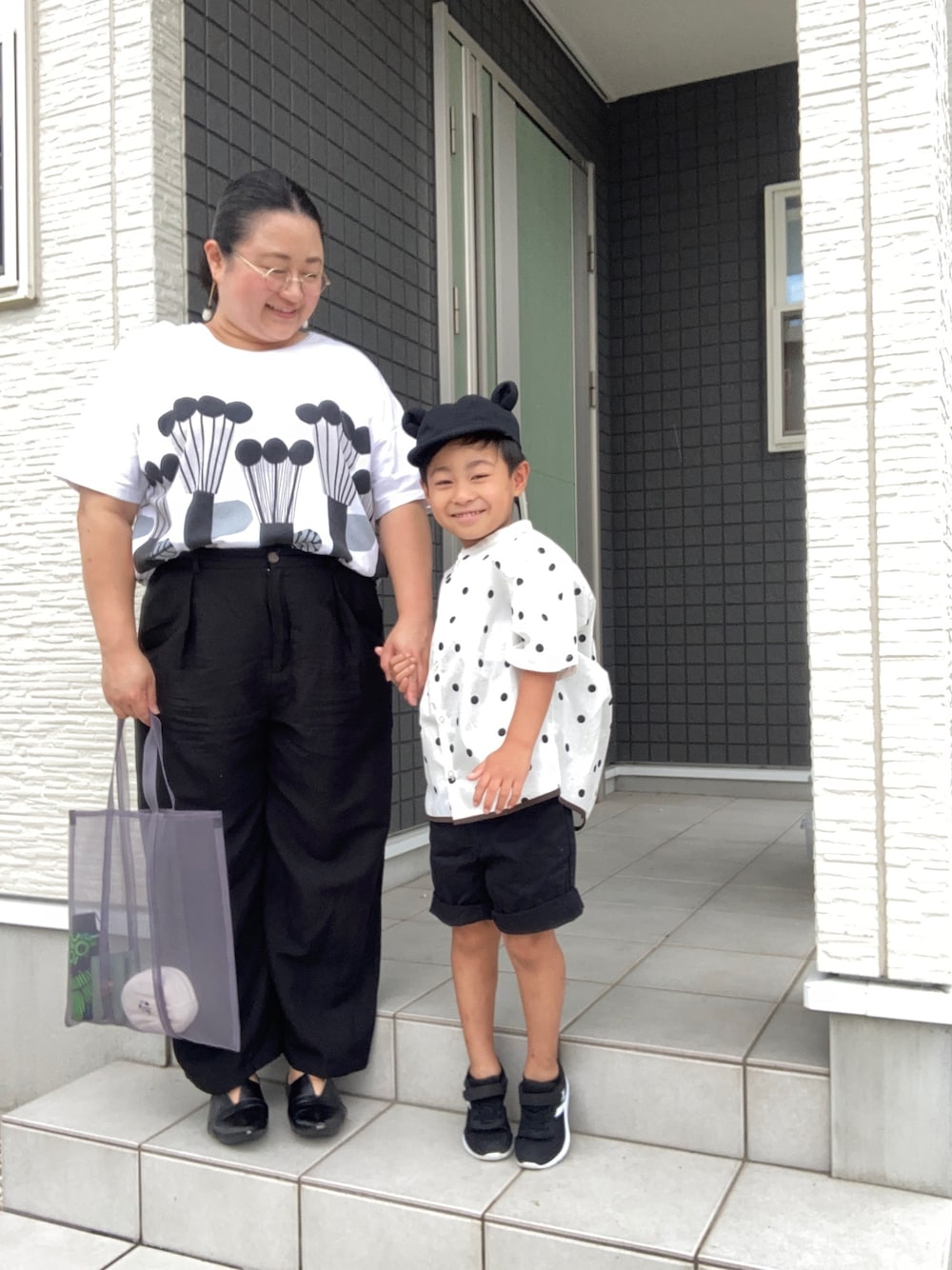 ブラック系のTシャツ/カットソー、ブラック系のその他パンツ、ブラック系のパンプスを着用したレディースの夏コーディネートの1枚目の写真