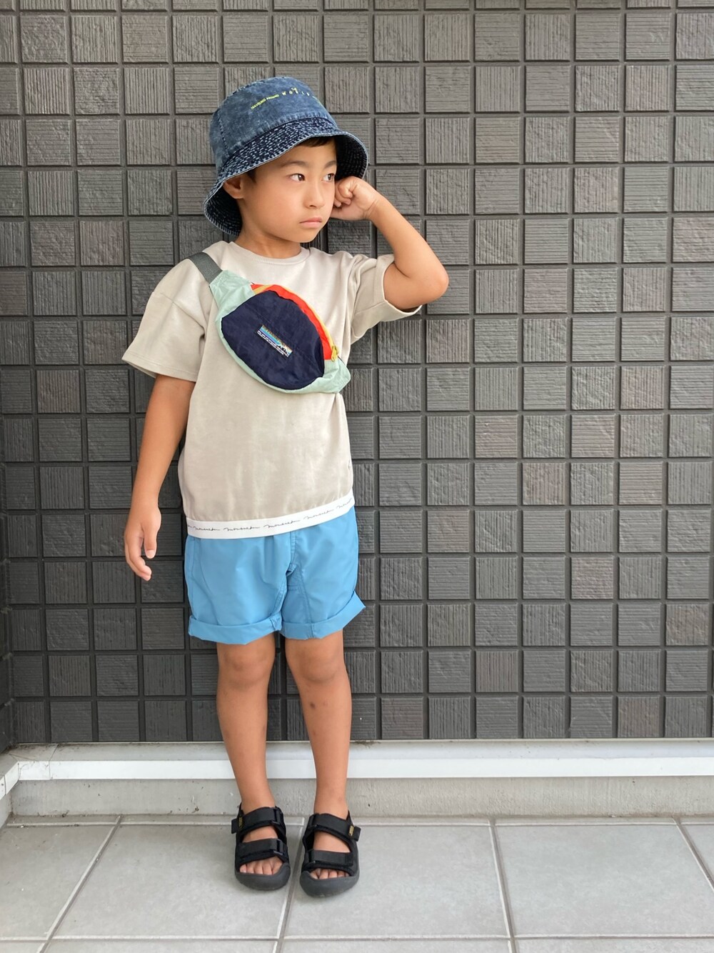 ベージュ系のTシャツ/カットソー、ブルー系のその他パンツ、その他のサンダルを着用したキッズの夏コーディネートの1枚目の写真