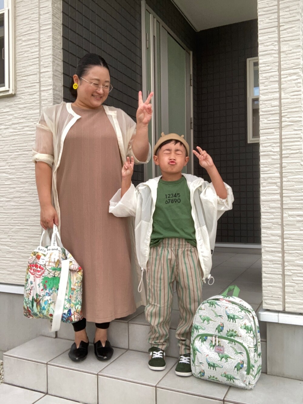 「ラブアンドピース2020、シアーシャツ、ワンピース、トートバッグ、ママ＆息子、親子コーデ、ぽっちゃり、デブママですがなにか？、ありがとう꒰๑͒ ु•ꇵ͒•`๑͒꒱☁︎」｜「KBFのシアードロストワンピース（ワンピース、ホワイト系）」を使った、☁︎•ꇵ͒•`s☺︎+sa*॰¨̮さん（レディース・155cm）の秋コーディネートの1枚目の写真