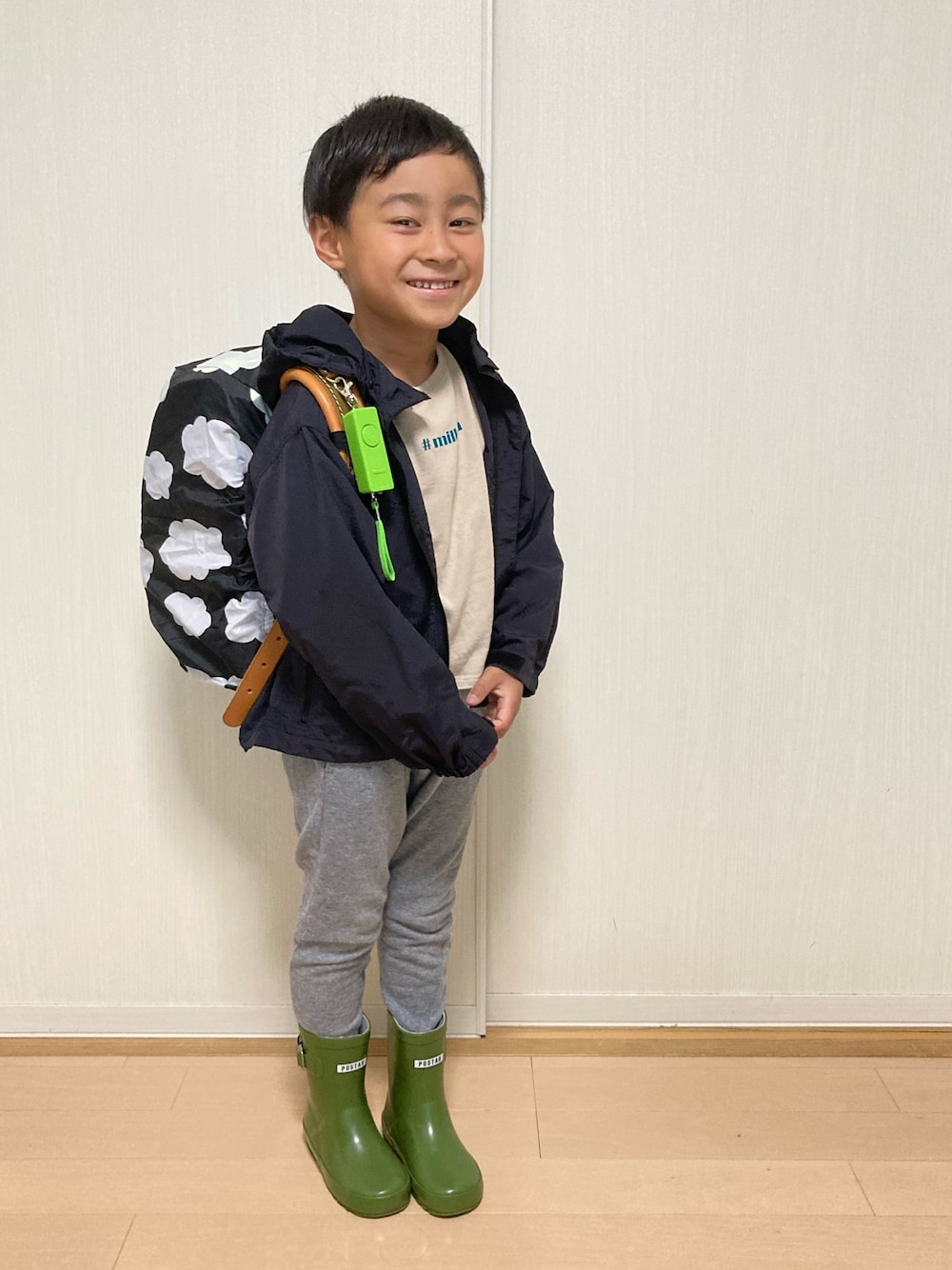 ブラック系のマウンテンパーカー、ベージュ系のTシャツ/カットソー、ホワイト系のタンクトップを着用したキッズの春コーディネートの1枚目の写真