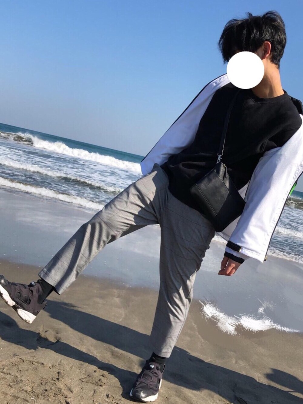 「prince、ウィンドブレーカー、チェックパンツ、スウェット、サコッシュ、ポンプフューリー、シンプル、海、テニス、合宿」｜「PRINCEのアイテム（ジャケット/アウター、ホワイト系）」を使った、ショーさん（メンズ・173cm）の冬コーディネートの1枚目の写真