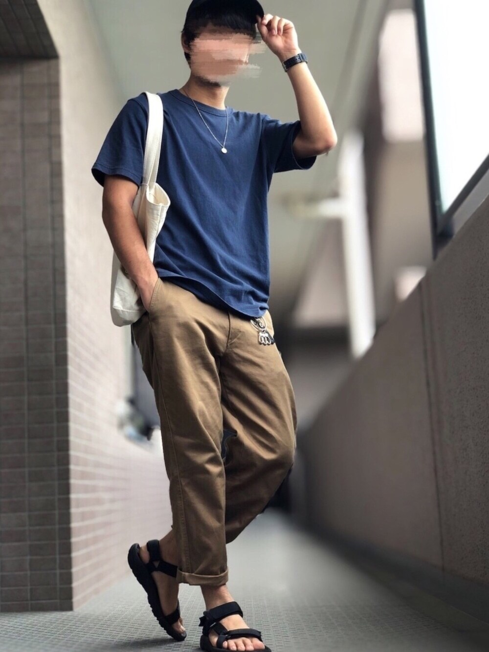 「teva、チノパン、キャップ、サンダル、キーリング、トートバッグ、シンプル、カジュアル、夏コーデ、夏だ！Tシャツ着よう！」｜「HANESの【Hanes】BEEFY-T ポケット付きクルーネック無地半袖Tシャツ （Tシャツ/カットソー、ブルー系）」を使った、ショーさん（メンズ・173cm）の夏コーディネートの1枚目の写真