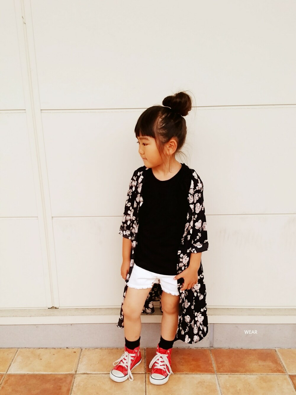 「キッズコーデ、kids、kidsfashion、花柄ガウンワンピース、コンバース、カジュアルコーデ、ハナガラ、おんなのこ、GU、スニーカー女子」｜「Right-onの【MPS】花柄ガウンワンピース（カーディガン/ボレロ、ブラック系）」を使った、siii.Hさん（キッズ・110cm）の春コーディネートの1枚目の写真